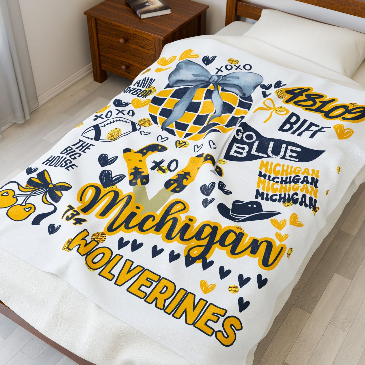 Plush Blanket for Michigan Pride College Fans, Personalized Fleece Throw Gift, University Team Spirit Dorm Bedding, Wolverine, Bed Party